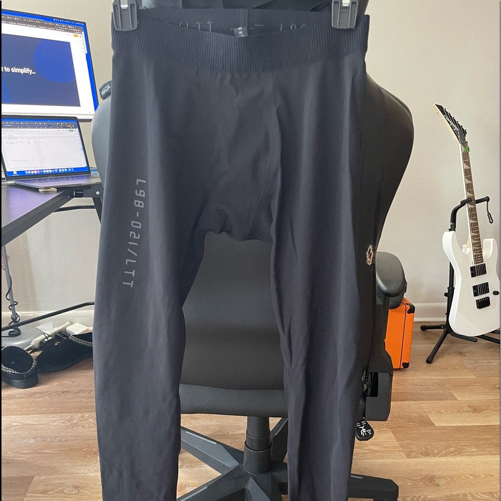 Mens size large lululemon license to train leggings/tights 21”